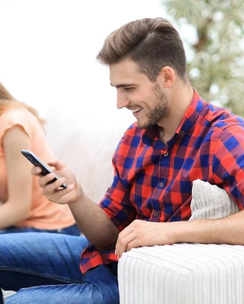 Grupp ungdomar vilar på soffan i vardagsrummet. — Stockfoto