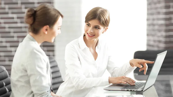 Managerin zeigt Kundeninformationen auf dem Laptop. — Stockfoto