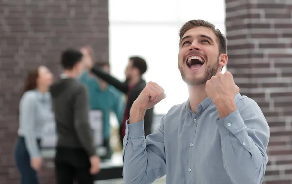 Snygg affärsman firar seger skriker glatt i th — Stockfoto