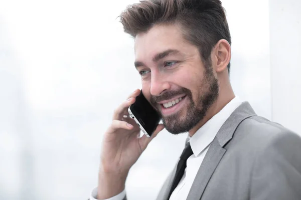 Geschäftsmann telefoniert mit Handy — Stockfoto