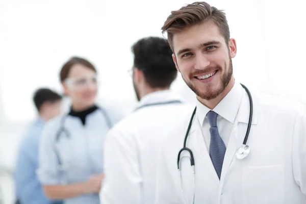 Porträtt av vänliga manliga läkare leende — Stockfoto