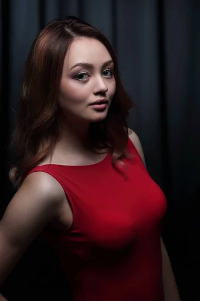 Модная молодая красивая женщина в красном платье — стоковое фото