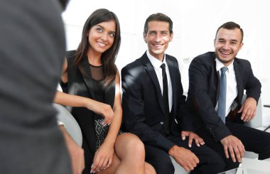 El sıkışma müdürü ve müvekkil ofis lobisindeki bir toplantıda..