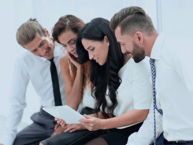 closeup.business takım tablet bilgisayar arıyor.