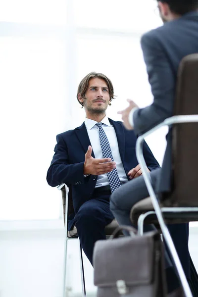 Två stiliga affärsmän i tjänst — Stockfoto