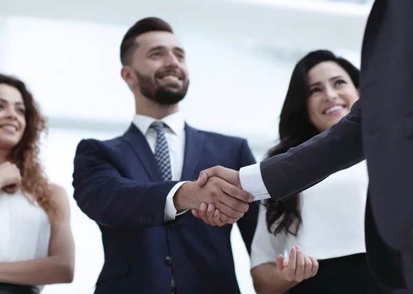 Handskakning affärspartner vid ett möte — Stockfoto