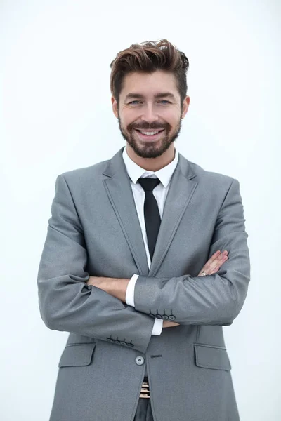 Fiducioso uomo d'affari barbuto in piedi con le braccia incrociate — Foto Stock