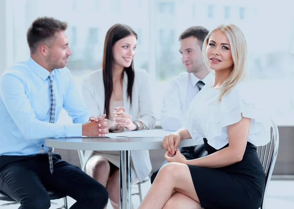 Business team sitting at a table in a cafe, on a work break — Stock Photo, Image