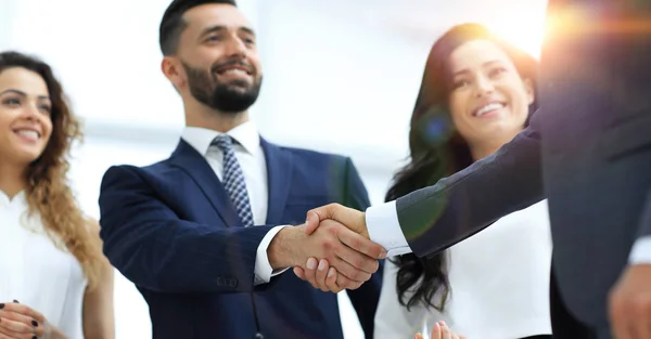 Kézfogás üzleti partnerek egy találkozón — Stock Fotó