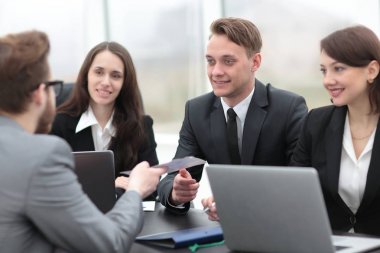 bir atölye iş takım tutar