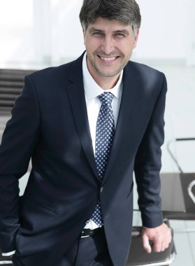 office işyerinde yakınındaki ayakta ciddi iş adamı.