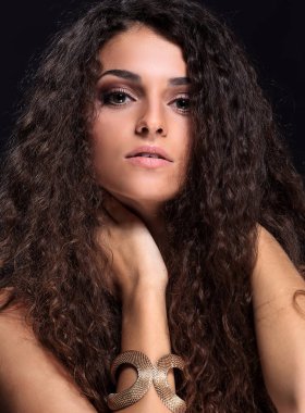 Kadın modeli uzun parlak dalgalı saç modeli ile.