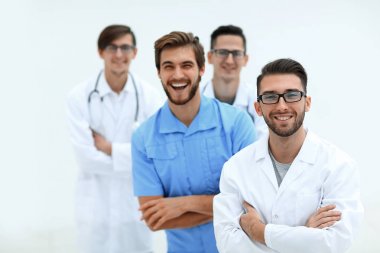 Genç doktor gülümseyen.