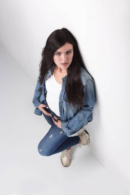 güzel genç bir öğrenci üzerinde beyaz izole