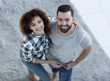 Genç çiftin birbirlerini yeni oturma odasında bir beşlik