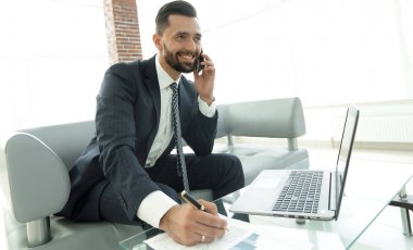 İşadamı Smartphone'da mali grafikler hakkında konuşmak.