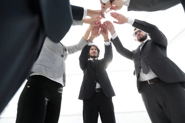 Geschäftsteam mit zusammengeklammerten Händen — Stockfoto