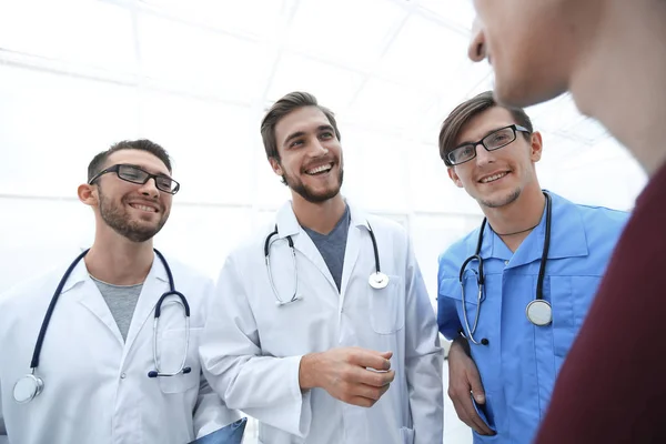 Gruppo di medici che consigliano il paziente — Foto Stock