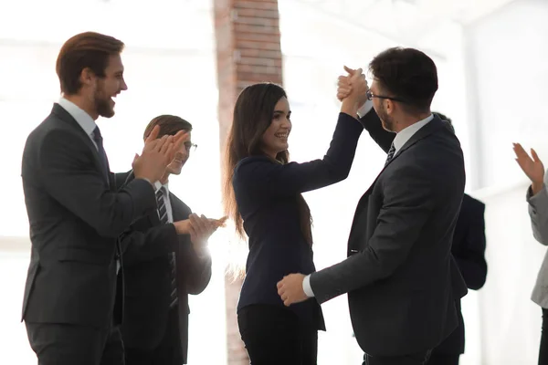 Erfolgreiches Business Team Achievement Arm Erhöhtes Konzept. — Stockfoto