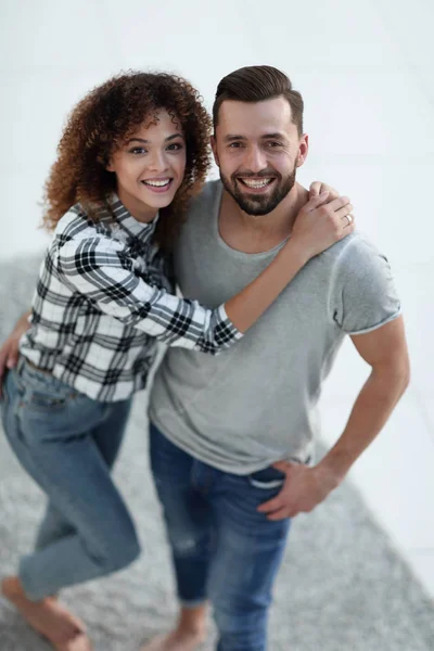 Vista dall'alto moderna giovane coppia in piedi in nuovo soggiorno — Foto Stock