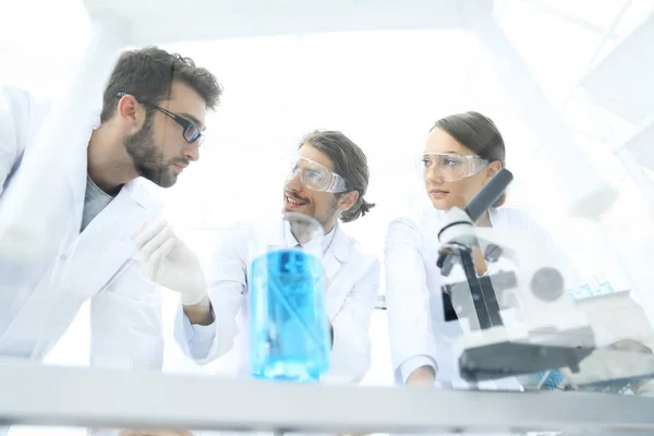 Grupo de científicos trabajando en un experimento en el laboratorio — Foto de Stock