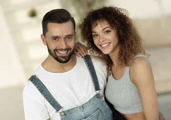 Giovani felici in piedi in una nuova casa — Foto Stock