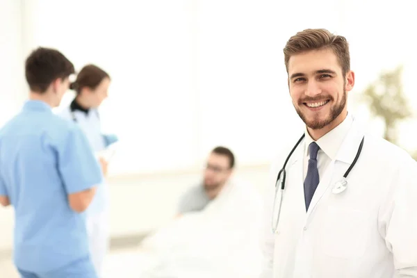 Médico sonriente sobre fondo borroso — Foto de Stock