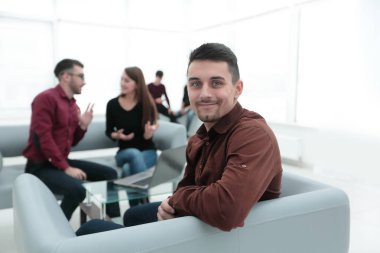 İşletme takımının arka planında çalışan