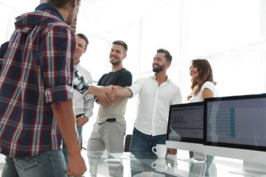 yaratıcı bir ofiste iş el sıkışma.