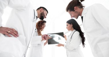 Doktor Röntgen tartışırken grup