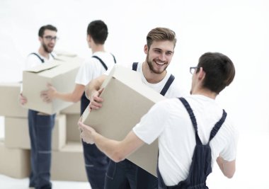 Kutu üzerinde beyaz backgro izole gülümseyen tutan Nakliyeciler portresi