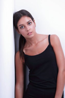 ileri yürüyüş dalgın genç kadın.