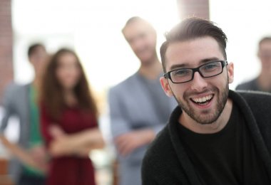 arka plan bulanık bir genç gazeteci portresi