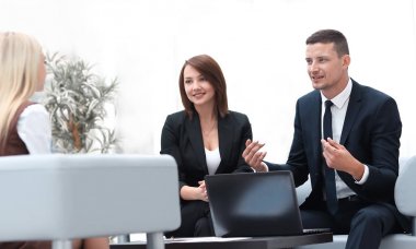 ofis lobisinde konuşurken iş takım