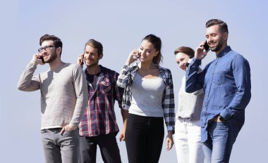 Akıllı telefonları olan bir grup genç.