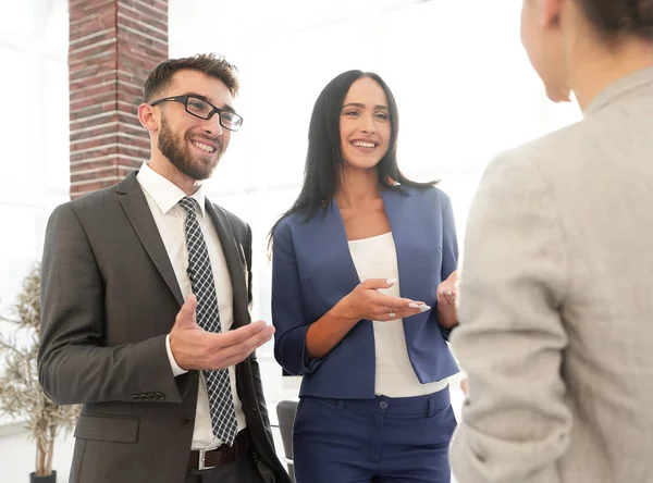 Affärsgrupp diskuterar tillsammans affärsplaner — Stockfoto