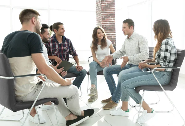 Empleados sentados en clase para el team building —  Fotos de Stock