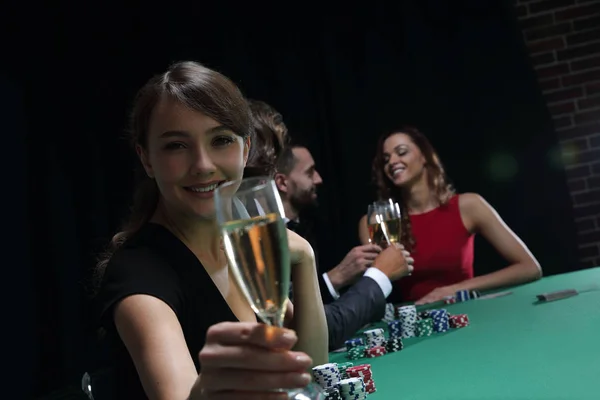 Jovem bela mulher jogando no casino — Fotografia de Stock