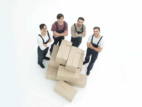 Mladí stěhovací společnosti drží boxy izolovaných na bílém pozadí, — Stock fotografie