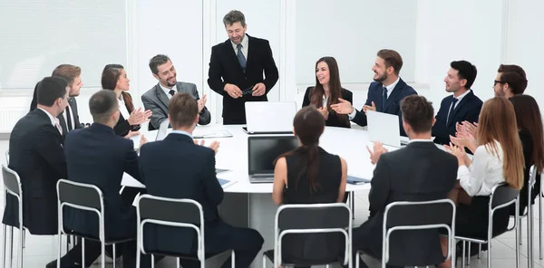 Negociações comerciais na mesa redonda — Fotografia de Stock