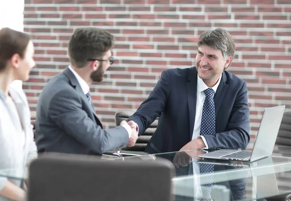 Apretón de manos de los colegas en el escritorio . — Foto de Stock