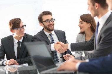 İki ile bir toplantı sırasında bir masada oturan iş arkadaşları