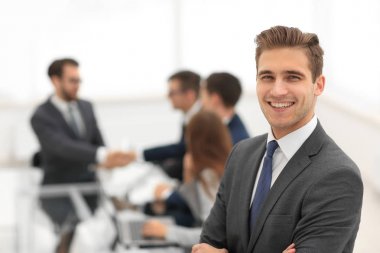 Workpla üzerinde iş nesneleri üzerinde el sıkışan iş ortakları