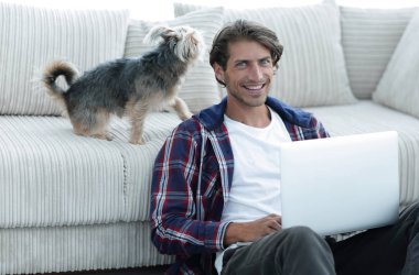 başarılı adam ve onun en sevdiği hayvan rahat bir oturma odasında.