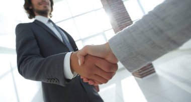 Gülümseyen iş adamı el sıkışma ortak toplantısında heyecanlı,