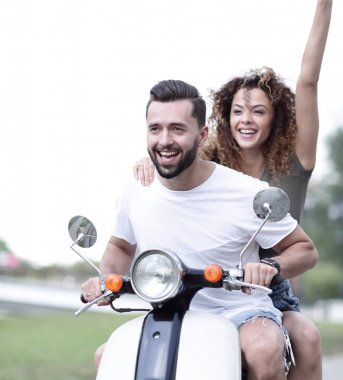 Mutlu çift scooter yaz tatil tatile heyecanlı sürüş