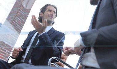 bir masada oturan iş ortakları