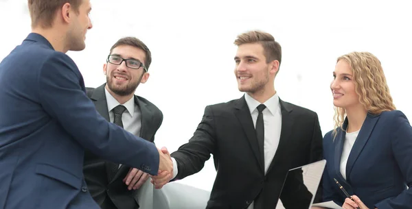 Рукостискання ділових людей на діловій зустрічі в офісі — стокове фото