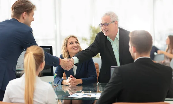 Zakenpartners schudden handen in de vergaderruimte — Stockfoto