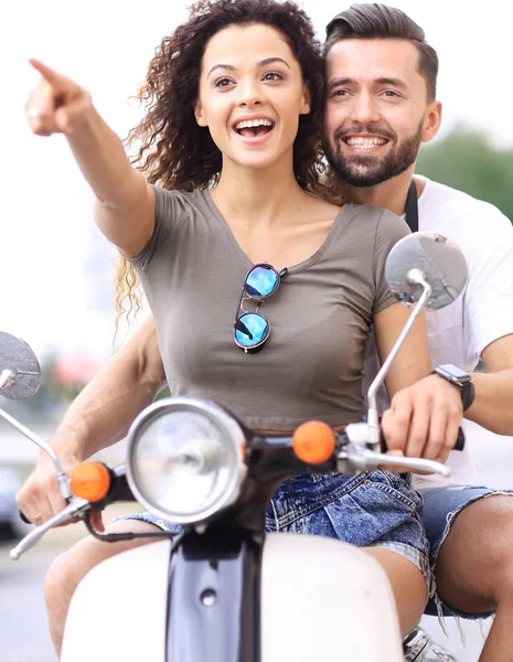 Joven hermosa pareja montando en moto calle de la ciudad . — Foto de Stock